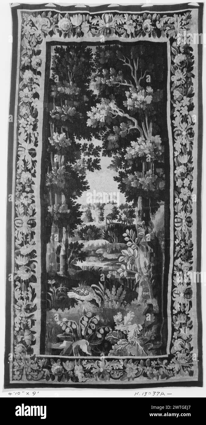 Uccello nel paesaggio. Sconosciuto c. 1680-1720 arazzi dimensioni: H 9' x W 4'10' arazzo materiali/tecniche: Sconosciuto Cultura: French Weaving Center: Aubusson storia di proprietà: French & Co. Acquistato da E. S. Bayer, fatturato 12/12/1928; venduto a Jean Mikaeloff 1/16/1962. Uccello in primo piano tra piante e alberi; fiume sullo sfondo con alberi aggiuntivi e costruzione sulla cima della collina (BRD) foglie di acanto ed elementi floreali combinati con nastri legati il bordo inferiore presenta un rivestimento o un restauro visibili (Soustelle). French & Co. Foglio di magazzino in archivio, 16474-a [elenca anche 33100] Foto Stock