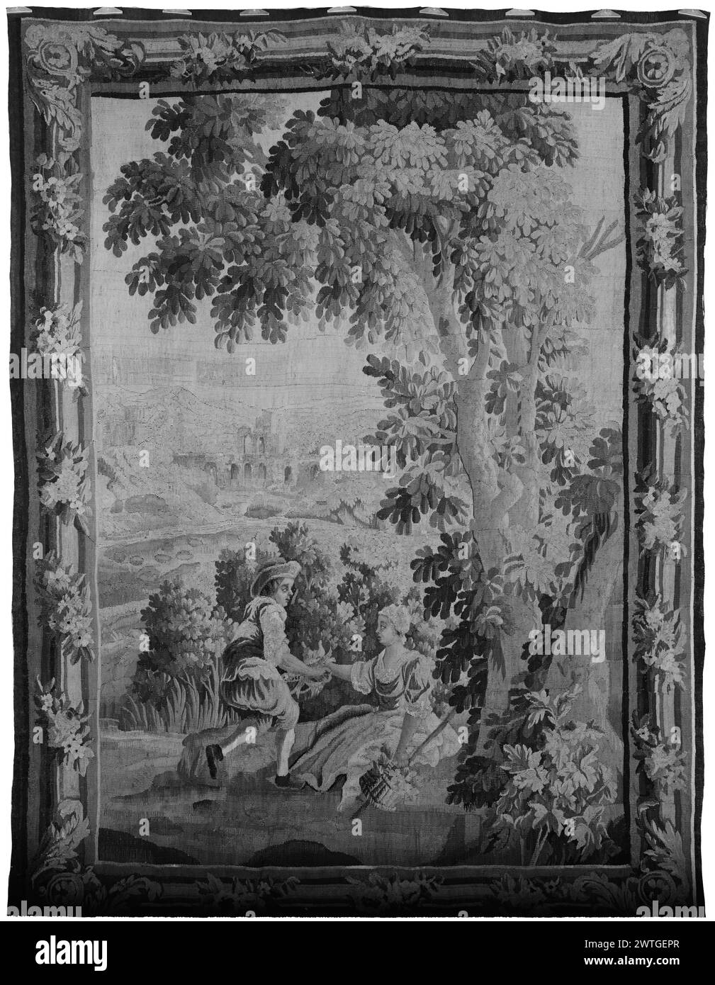 Paesaggio con giardiniere che presenta un cesto di pesce a una pastorella. Sconosciuto c. 1780-1810 arazzi dimensioni: H 8'6' x W 6'6' arazzo materiali/tecniche: Sconosciuto Cultura: Francese tessitura Centro: Aubusson Proprietà storia: French & Co. Ricevuto da Sam Darsa, 11/27/1962; restituito 1/2/1963. In un paesaggio con alberi e piante in fiore, un pescatore presenta graziosamente un cesto di pesci a una pastorella seduta a terra; fiume con edifici sullo sfondo (BRD) palo con ghirlanda floreale a spirale, e foglie di acanto che incorniciano cabochon centrato con teste di fiori agli angoli French & Co. Foglio di scorta Foto Stock