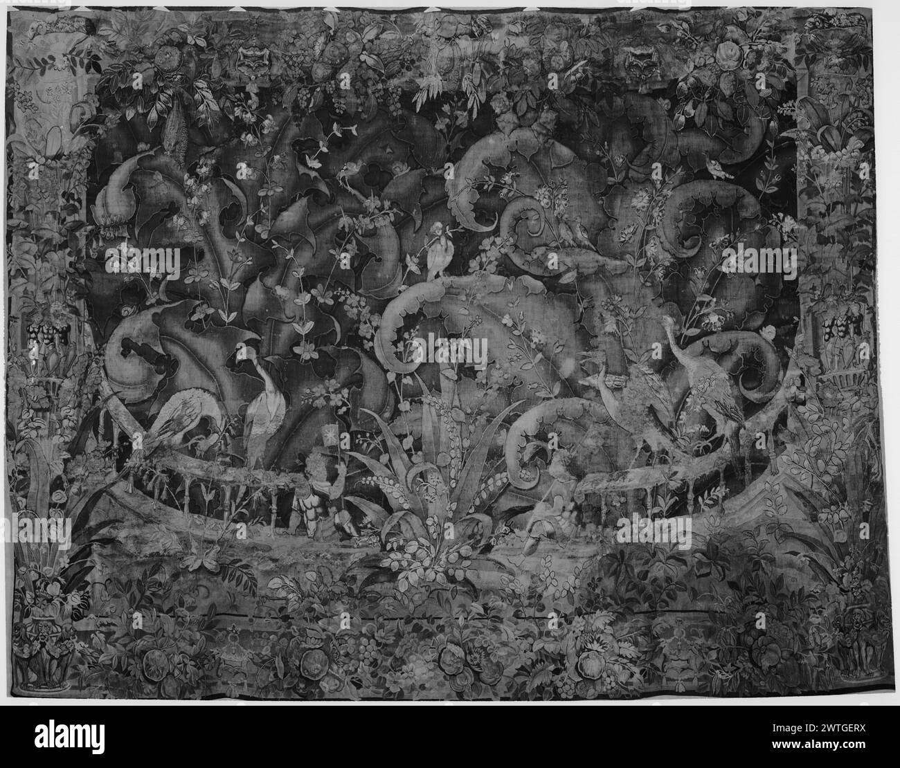 Proscenio a foglia grande con soldati che reggono striscioni. Sconosciuto c. 1550-1600 arazzi dimensioni: H 11' x W 14'6' arazzo materiali/tecniche: Sconosciuta Cultura: Flemish Weaving Center: Sconosciuta storia di proprietà: French & Co. Acquistato dalla signora H. I. Pratt 10/1/1943; "Cfr. Foglio 76855" [SS 76650]. French & Co. Ha acquistato da Rosalie Sachs 12/2/43; è stata venduta a Dino Levi 2/3/1964 [SS 76855]. Pianta centrale con lunghe foglie appuntite fiancheggiata da 2 soldati che portano striscioni davanti a una balaustra semicircolare con 4 grandi uccelli arroccati sulla sommità; vegetazione composta da piante di fiori molli in mezzo Foto Stock