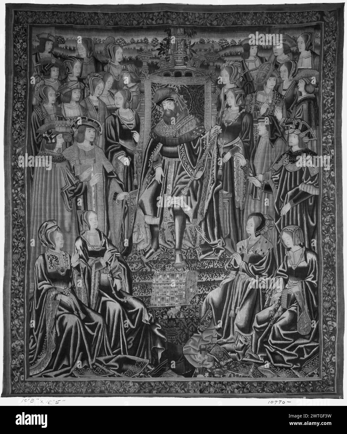 Re con cortigiani. Sconosciuto c. 1510-1520 arazzi dimensioni: H 12'5' x W 10'8' arazzo materiali/tecniche: Sconosciuta Cultura: Sud dei Paesi Bassi tessitura Centro: Sconosciuta storia di proprietà: French & Co. King si erge davanti al trono con un pannello di broccato dietro di esso, fiancheggiato da 2 paia di signore sedute (sotto), & standing Ladies & Gentlemen; paesaggio sullo sfondo (BRD) garland con fiori frammento di arazzo; il bordo sembra moderno. Forse tessuta a Bruxelles. French & Co. Scheda di magazzino mancante dall'archivio, 14941 Foto Stock