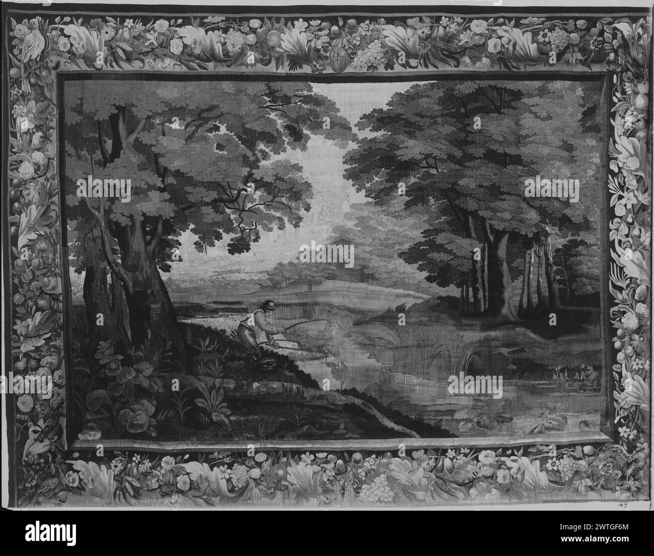 Paesaggio con l'uomo che pesca nel ruscello. Sconosciuto c. 1675-1725 arazzi dimensioni: H 9'11' x W 12'8' arazzi materiali/tecniche: Cultura sconosciuta: Flemish Weaving Center: Unknown Ownership History: French & Co. Acquistato dalla signora Wister 1/6/19[11? 12?] [SS 9069]. French & Co. Trasferita al foglio di magazzino 20923 il 18 4/1919. Lavori correlati: Pannelli in serie: GCPA 0236709-0236712, 0237613, 0239825 Foto Stock