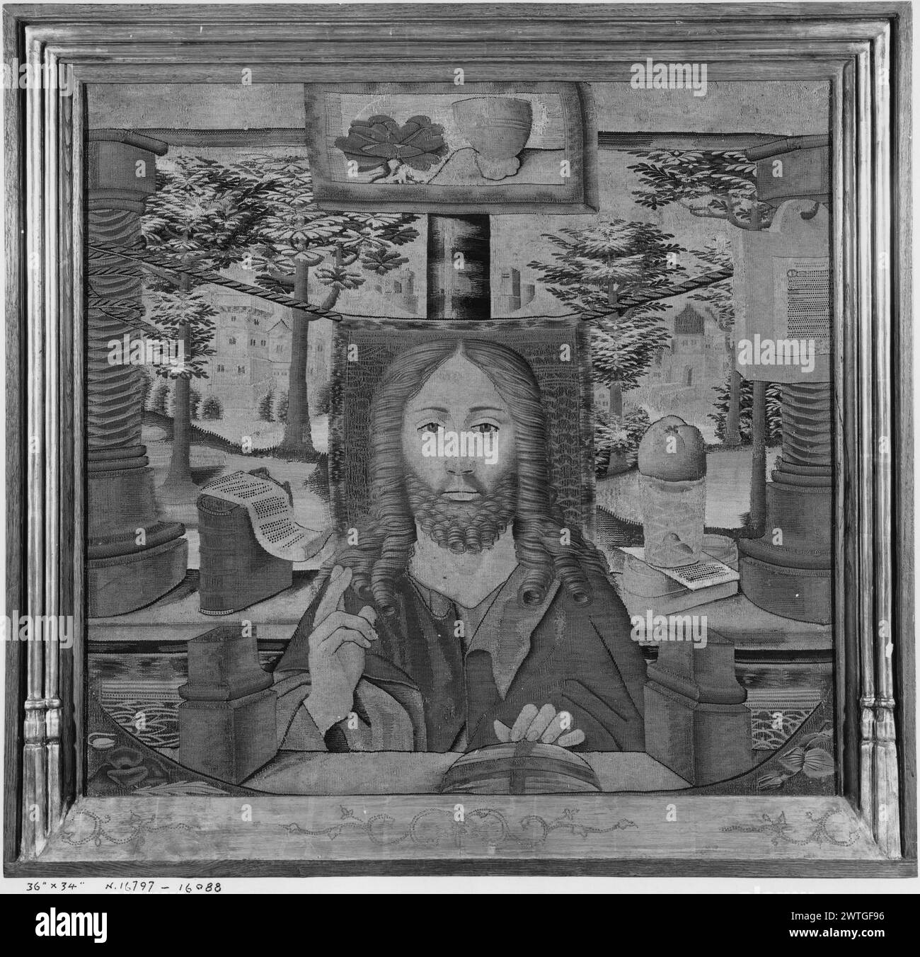 Vino mistico. Sconosciuto c. 1490-1510 arazzi dimensioni: H 34' x W 36' arazzo materiali/tecniche: Sconosciuto Cultura: Sud dei Paesi Bassi tessitura Centro: Sconosciuto storia di proprietà: French & Co. Acquistato da Arnold Seligmann, Rey & Co., Inc., fatturato 3/24/1928. Cristo che riposa la mano sinistra sul globo e benedizione con la mano destra; libro in parapetto, fogli di carta, mela appoggiata sul bicchiere, tessuto d'onore fissato con corde alle viti dei vigneti; paesaggio con castello e case sullo sfondo la fotografia mostra arazzi nella cornice; French & Co. il foglio 16088 indica che il telaio è stato rimosso. French & Co Foto Stock