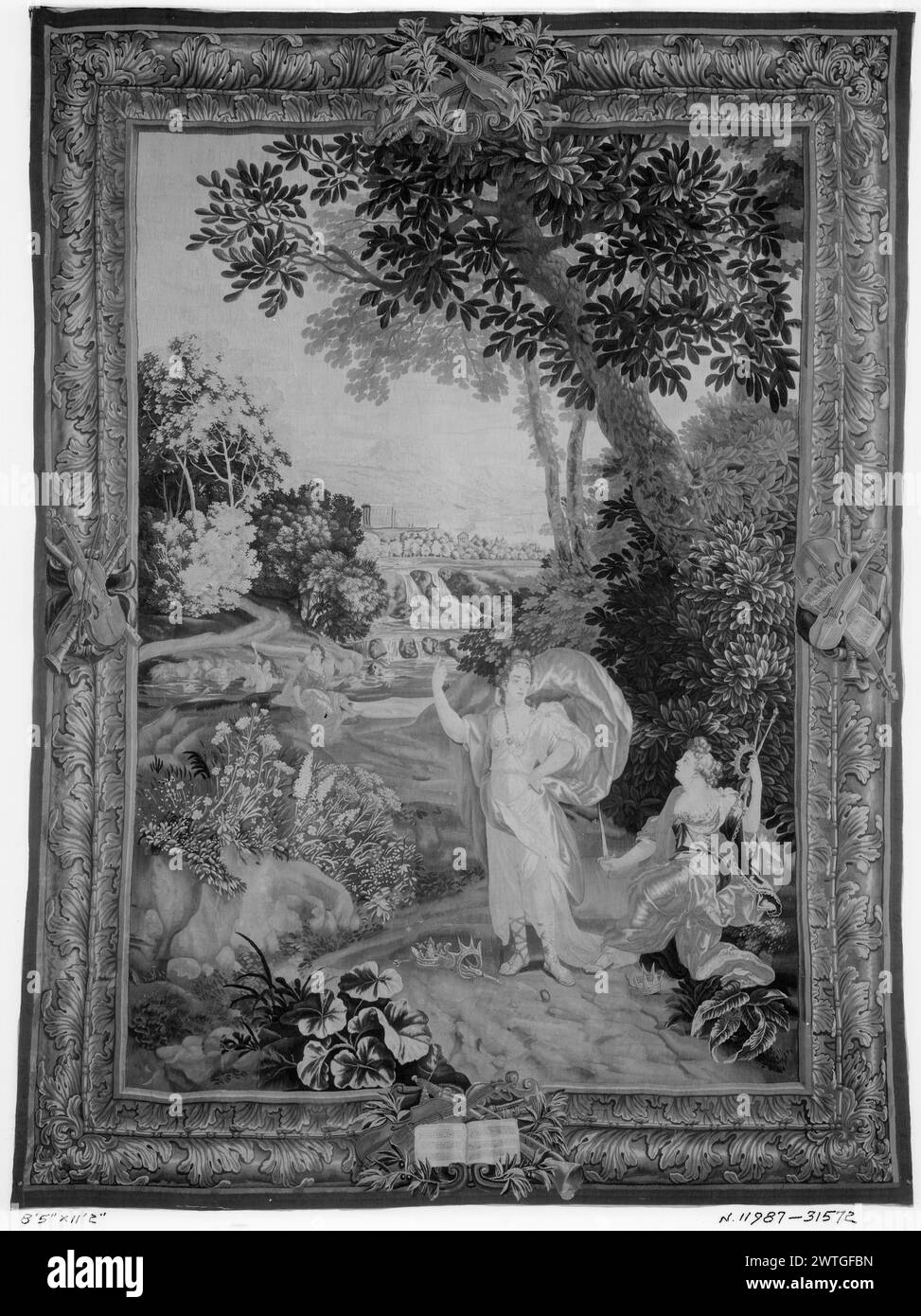 Scena monarchia . Schoor, Lodewijk van (fiammingo, 1666-1726) (autore di design, attr.) [Pittore] c. 1690-1710 arazzi dimensioni: H 11'2' x W 8'5' arazzo materiali/tecniche: Sconosciuta Cultura: Flemish Weaving Center: Bruxelles storia di proprietà: French & Co. Acquistato da American Art Assocation (Belmont Oakes sale) lotto 1147, 1/31/1928; venduto al sig. Parish-Watson & Co. 8/28/1928. Figura femminile in piedi in un paesaggio boscoso, con drappeggi fluttuanti e un dito rivolto verso il cielo (R, primo piano), assistente seduto che trasporta scettri, corona e spada (R), figura femminile seduto e ragazzo che trasporta bo Foto Stock