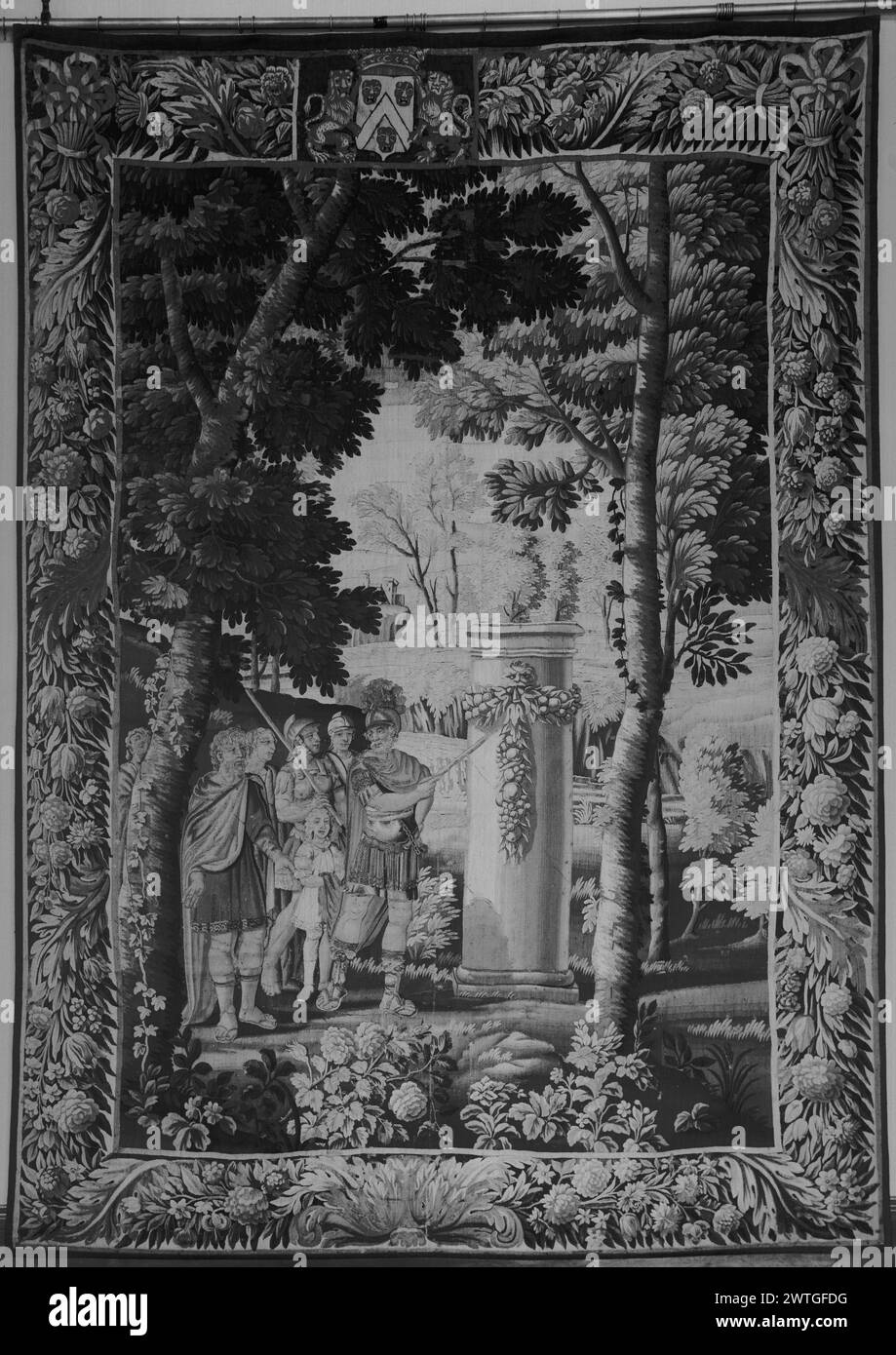 Alessandro. Sconosciuto c. 1670-1700 arazzi dimensioni: H 10'3' x W 7'6' arazzo materiali/tecniche: Cultura sconosciuta: Flemish Weaving Center: Unknown Ownership History: French & Co. Ricevuto dal Sig. Walter Nord 5/20/1947; restituito il 17/10/1951. Tre soldati in abbigliamento classico con uomo, donna e bambino in un ambiente boscoso; 1 soldato punta a commemorativo (?) Pilastro (BRD) garland floreale; (UPR BRD) centrato (dal centro verso L) da stemmi coronati fiancheggiati da leoni French & Co. Foglio in archivio, 78839 Foto Stock