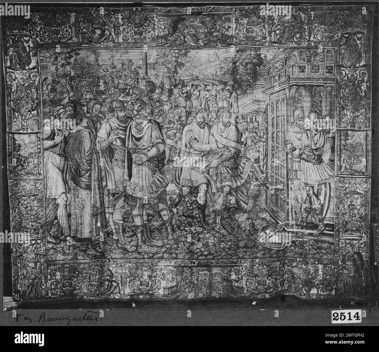 scena. Sconosciuto c. 1570 arazzi dimensioni: H 11'6' x W 14'10' arazzo materiali/tecniche: Sconosciuta Cultura: Fiammingo tessitura Centro: Sconosciuto Giulio Cesare, circondato da soldati, si avvicina alla costruzione dove i soldati attendono la guardia; 2 soldati camminano davanti a Cesare tenendo in mano un grande oggetto rettangolare, 1 tenta di aprire la porta con il fogliame del piede (BRD) con strappo, grottesche e animali, intervallati da mazzi di fiori e frutta, figure femminili in piedi e sedute all'interno di strutture architettoniche agli angoli; (L & R BRD) cartigli centrali con figure in paesaggi (UPR e LWR BRD) cartigli centrali wi Foto Stock