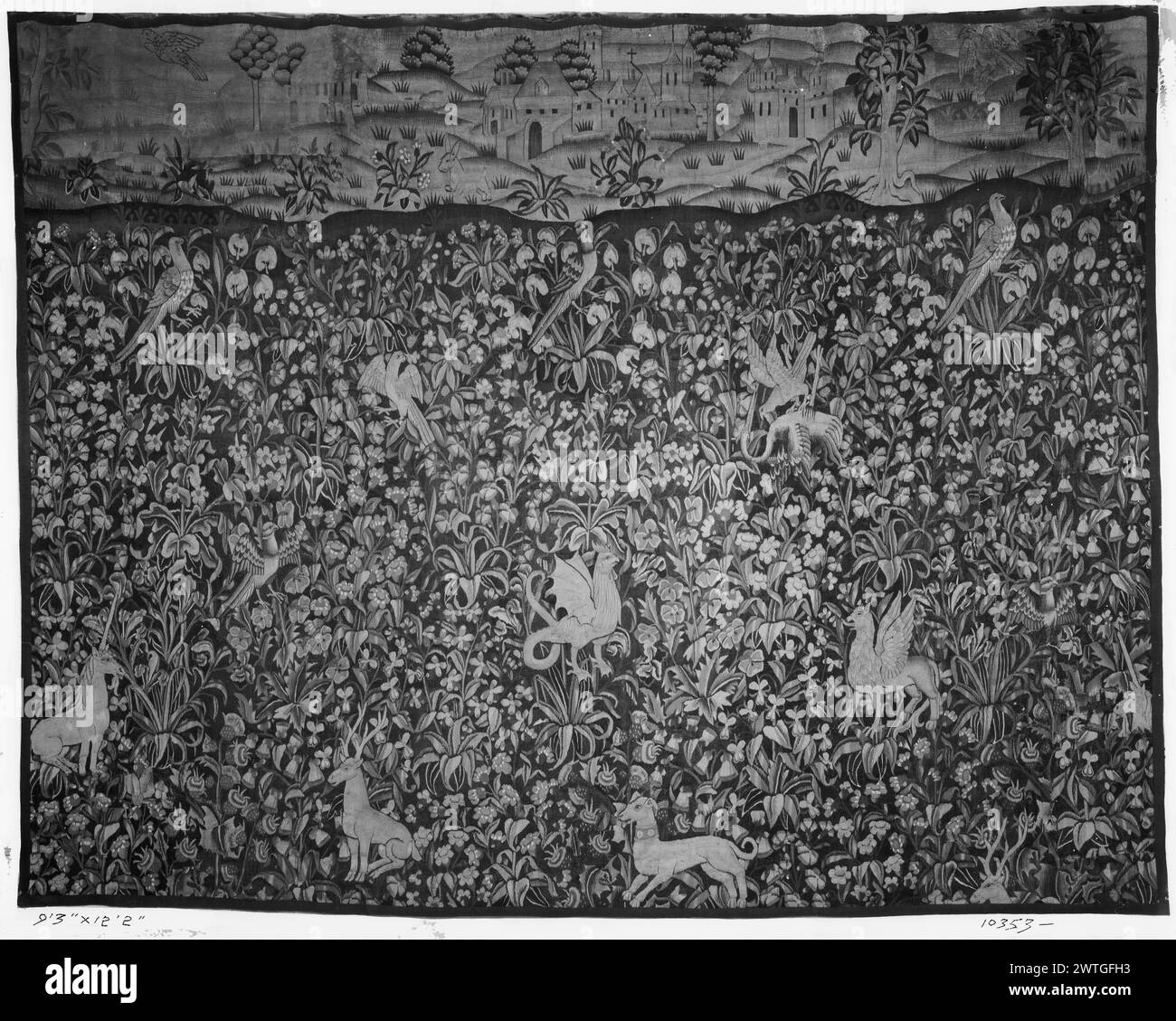 I Millefleurs si radunano con unicorno e altre bestie mitologiche. Sconosciuto c. 1500-1525 arazzi dimensioni: H 12'2' x W 9'3' arazzo materiali/tecniche: Sconosciuta Cultura: Paesi Bassi meridionali tessitura Centro: Sconosciuta storia di proprietà: Count & Countess de Kermaingant coll., New York. Venduto all'American Art Association (New York) 27/11/1926, n. 180 (Gothic Art). French & Co Cervo, cane, bestie mitologiche (cockatrice e griffin) e uccelli; paesaggio urbano in cima probabilmente tessuto a Tournai. Frammento di arazzo; bordi mancanti. Nessun foglio di stock francese & Co. In archivio, nessun numero di stock correlato: Pannelli in Foto Stock