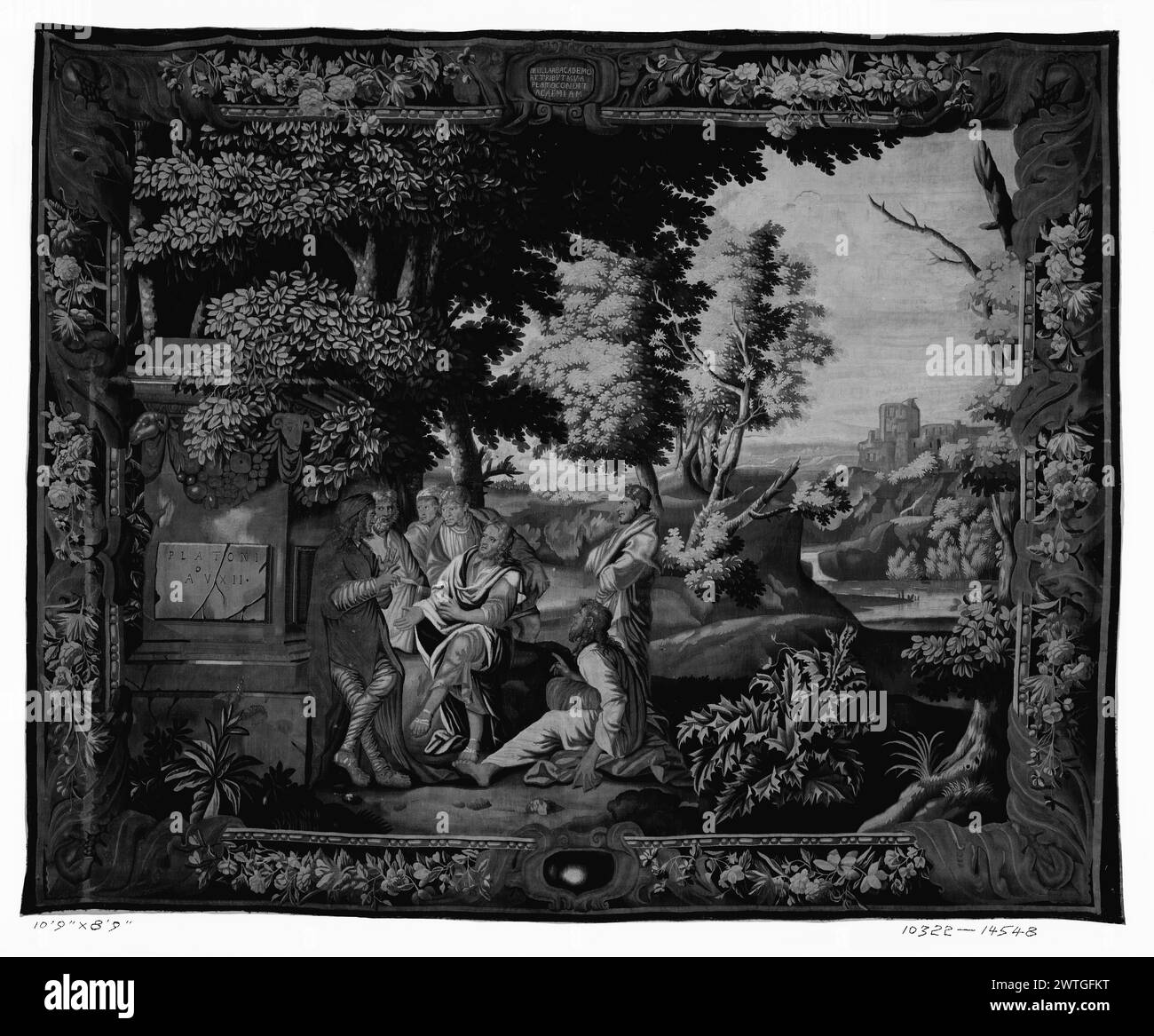 Scuola di Platone. Poyntz, Francis (inglese, atto 1668, d.1685) (laboratorio, attr.) [tessitore] Poyntz, Thomas (inglese, 1660) (workshop, attr.) [tessitore] c. 1675-1700 arazzi dimensioni: H 8'9' x W 10'9' arazzi materiali/tecniche: Sconosciuto Cultura: English Weaving Center: London Ownership History: French & Co. Acquistato da Paul & Long 11/11/1926; venduto al Dr. Ludwig Kast 14/12/1926. Iscrizioni: Iscrizione in cartiglio di confine superiore: IN VILLA AB ACADEMO A TRIBVTASV A PLATO CONDIT ACAEMIAM iscrizioni: Iscrizione su piedistallo di pietra (a sinistra): PLATONI A VXII paesaggio scena, 7 uomini che conversano (cente Foto Stock