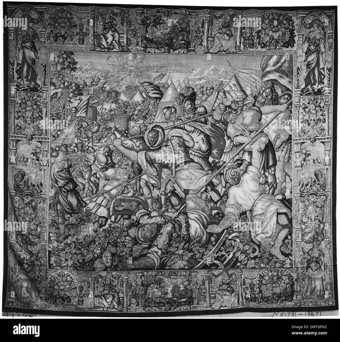 Morte di Patroclo. Sconosciuto c. 1620 arazzi dimensioni: H 11'8' x W 12'9' arazzi materiali/tecniche: Sconosciuta Cultura: Flemish Weaving Center: Bruxelles storia di proprietà: French & Co. Acquistato da Bartlett Harwood, fatturato 10/15/1940. Yale Club Library, 10/25/1951 (?). Soldati in battaglia, con Patroclo caduto al centro, con Ettore che lo sta per spezzare; tende e navi in fiamme in lontananza (BRD) archi che racchiudono figure in piedi e sedute; paesaggi con animali al centro di ogni confine; ornamento floreale foglio di stock French & Co. In archivio, 19871 Foto Stock