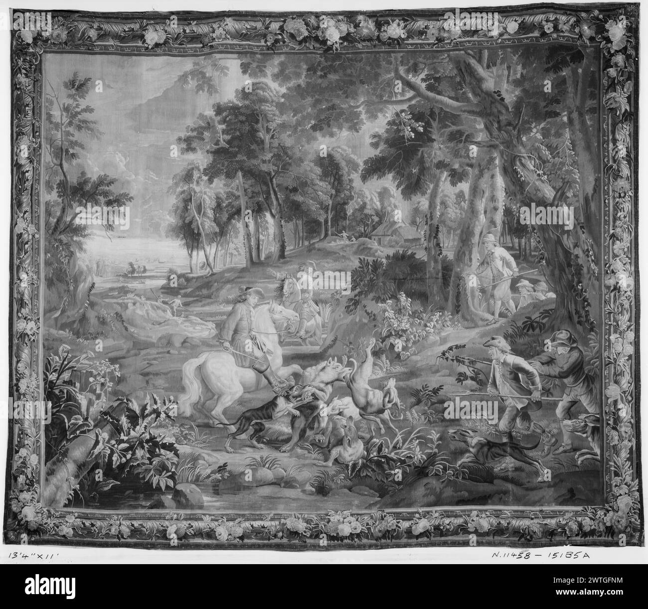 Soldati e agricoltori in caccia agli orsi. (Fiammingo) c. 1700-1730 arazzi dimensioni: H 11' x P 13'4' arazzi materiali/tecniche: Lana e seta Cultura: Fiammingo tessitura Centro: Bruxelles storia di proprietà: Potsdam, Royal coll. French & Co. Ha acquistato da Henry Symons 14/9/1927; è stata venduta a Walter P. Chrysler 10/3/1929 [SS 15185]. French & Co. Ha acquistato dalla sig.ra B. C. Foy 9/25/1940 [SS 19841]. French & Co. Ha acquistato dalla sig.ra B. C. Foy, ha ricevuto il 14/10/1942; è stata venduta alla Kunsthaus Lempertz il 9/30/1956 [SS 42268]. In un paesaggio boscoso, soldati a cavallo e agricoltori che trasportano forcelle di fieno si riuniscono intorno all'orso, che è Foto Stock