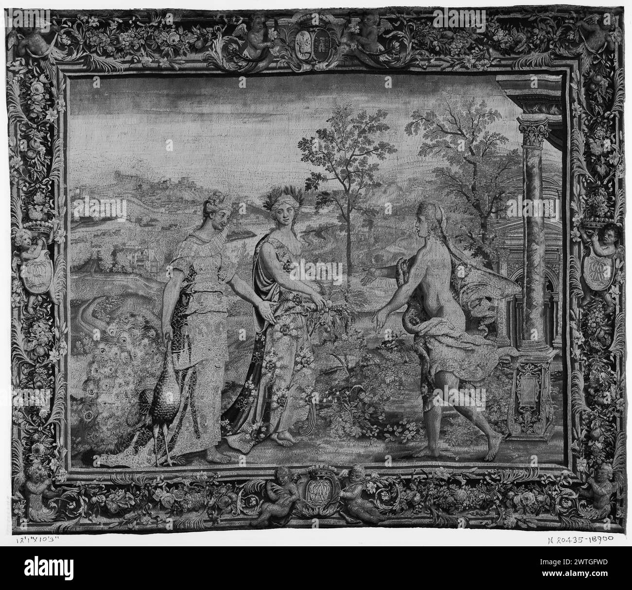 La denuncia di Venere (Afrodite) a Giunone (era) e Cerere (Demetra). Raphael (italiano, 1483-1520) (disegnato dopo, scuola) [pittore] Coxie, Michiel (il Vecchio) (olandese (prima del 1600) - Fiandre, 1499-1592) (autore di design, attr.) [Pittore] c. 1620-1640 arazzi dimensioni: H 10'3' x W 12'1' arazzo materiali/tecniche: Sconosciuto Cultura: Francese tessitura Centro: Parigi storia di proprietà: French & Co. Ricevuto da Park Antiquities, fatturato 4/29/1937; restituito 11/30/1937. Giunone con pavone (L) e Cerere con corona di frumento (al centro) si affaccia su Venere (R), accanto a colonna alta, con mantello a fantasia wra Foto Stock