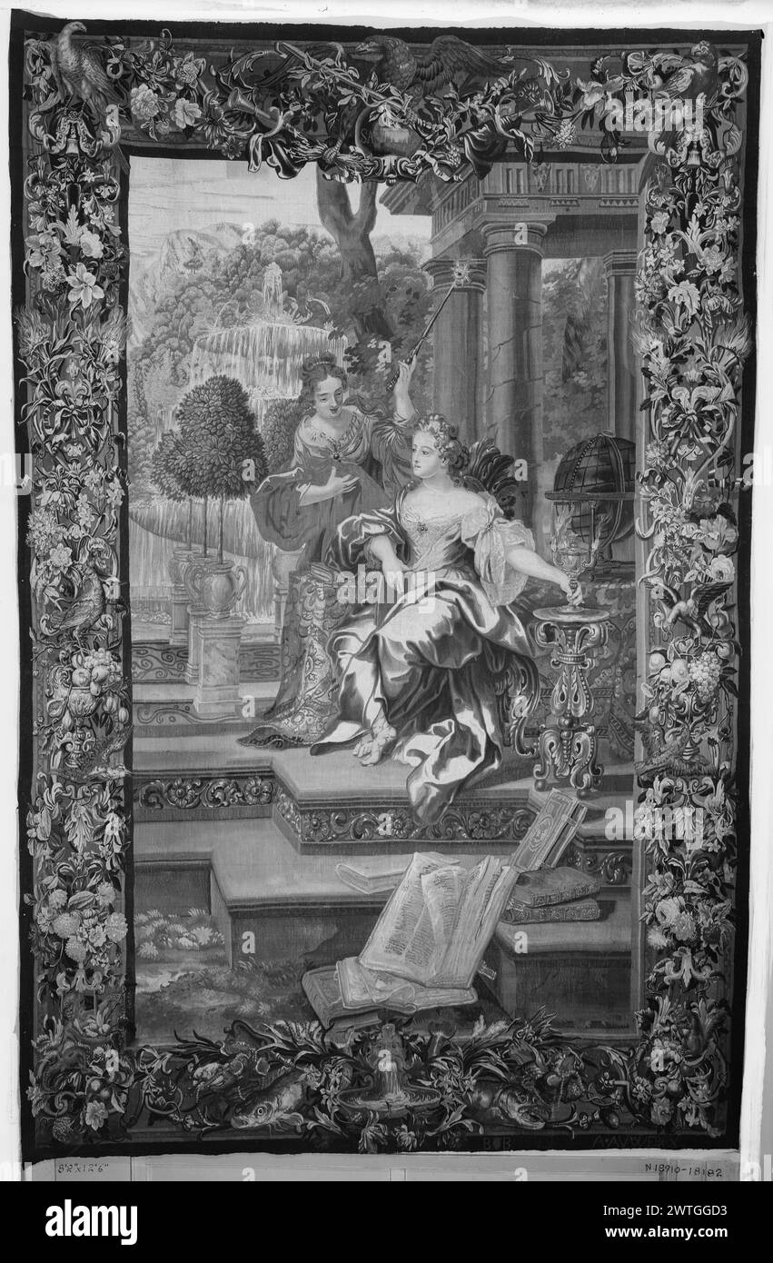 Sapientia. Sconosciuto c. 1690-1710 arazzi dimensioni: H 11'2' x W 8'5' arazzo materiali/tecniche: Sconosciuta Cultura: Flemish Weaving Center: Bruxelles storia di proprietà: French & Co. Iscrizioni: Marchio della città nella guardia inferiore, destra del centro iscrizioni: Iscrizione nella parte superiore del cartiglio: SAPIENTIA iscrizioni: Firma tessuta nella guardia inferiore, destra: una personificazione AVWERCX di Sapientia seduta davanti al tempio dorico, con candelabro su treppiede, braccio destro appoggiato sul libro e affiancato da un assistente (centro, centro), globo esposto sul tavolo, libri sparsi sui gradini che conducono al tempio (L, Foto Stock