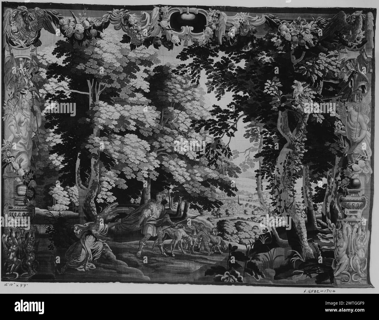 Atalanta che invoca Meleager. Sconosciuto c. 1675-1679 arazzi dimensioni: H 9'9' x W 12'10' arazzo materiali/tecniche: Cultura sconosciuta: Flemish Weaving Center: Anversa storia della proprietà: French & Co. Acquistato da C[yrus] McCormick, fatturato 3/20/1931. Don Raimon d'Allones coll., Mallorca. Acquistato ad Anversa nel 1679 per Don Ramon Forton, conte di Montenegro e Mantova, residente a Maiorca. In un ambiente boscoso, Meleager, con cani, tiene la lancia e guarda verso l'ingresso del cartiglio Atalanta (UPR BRD) fiancheggiato da festoni con frutta e fiori; (L BRD) colonna decorata con aquila, figura femminile Foto Stock