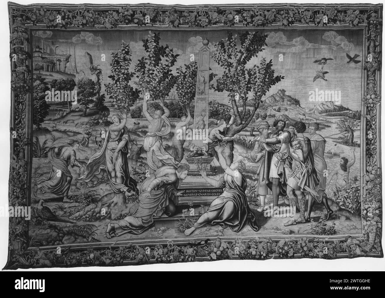 Fetone è sepolto da ninfe, mentre le Eliadi si trasformano in alberi. Coecke van Aelst, Pieter (il Vecchio) (olandese (prima del 1600) - Fiandre, 1502-1550) (stile di) [pittore] c. 1535-1550 arazzi dimensioni: H 13'6' x W 19'7' arazzi materiali/tecniche: Sconosciuta Cultura: Flemish Weaving Center: Bruxelles storia della proprietà: French & Co. Acquistato dal Sig. Desider de Toperczer, fatturato, 12/19/1952. Francia, Val-d'Oise, Ecouen, Musée de la renaissance. Raggruppate intorno alla tomba di Fetone, segnate da un obelisco, le Eliadi sono cambiate in pioppi mentre piangono sulla tomba di Fetone (BRD) ghirlanda di flusso Foto Stock