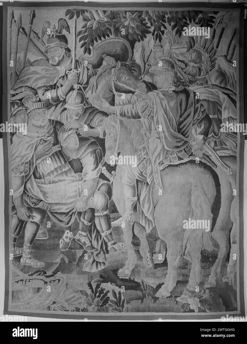 Il re ferito Porus ha portato davanti ad Alessandro. Le Brun, Charles (francese, 1619-1690) (disegnato dopo) [pittore] c. 1725 arazzi dimensioni: H 7' x W 5' arazzo materiali/tecniche: Sconosciuta Cultura: French Weaving Center: Marche storia di proprietà: French & Co. Acquistato da Mr. Edward Manville 7/23/1948; venduto a Mr. David E. Popper 6/18/1968. Il re sconfitto Porus, coperto di ferite, viene portato davanti ad Alessandro, montato a cavallo, che ripristina i suoi domini confini mancanti; frammento. Il pannello è stato intrecciato dopo la serie progettata da Charles le Brun per la manifattura Gobelins nel 1661-1668 Foto Stock