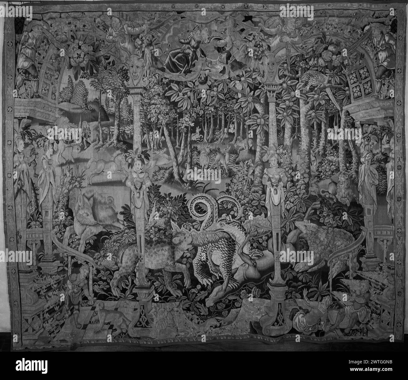 Pergola con drago nel parco degli animali. Sconosciuto c. 1600-1620 arazzi dimensioni: H 10'6' x W 12'7' arazzi materiali/tecniche: Sconosciuto Cultura: Flemish Weaving Center: Sconosciuto storia di proprietà: French & Co. Ricevuto da Arnold Seligmann, Rey & Co., Inc. Fatturato 7/1/1930; restituito 11/30/1931. Opere correlate: Pannelli in serie: GCPA 0184717-0184718, 0184222, 0237346-0237347 opere correlate: Pezzo simile con il marchio della città di Oudenarde & tessitori a Mobilier National, Parigi. Altri senza marchi nelle collezioni belghe. Foto Stock