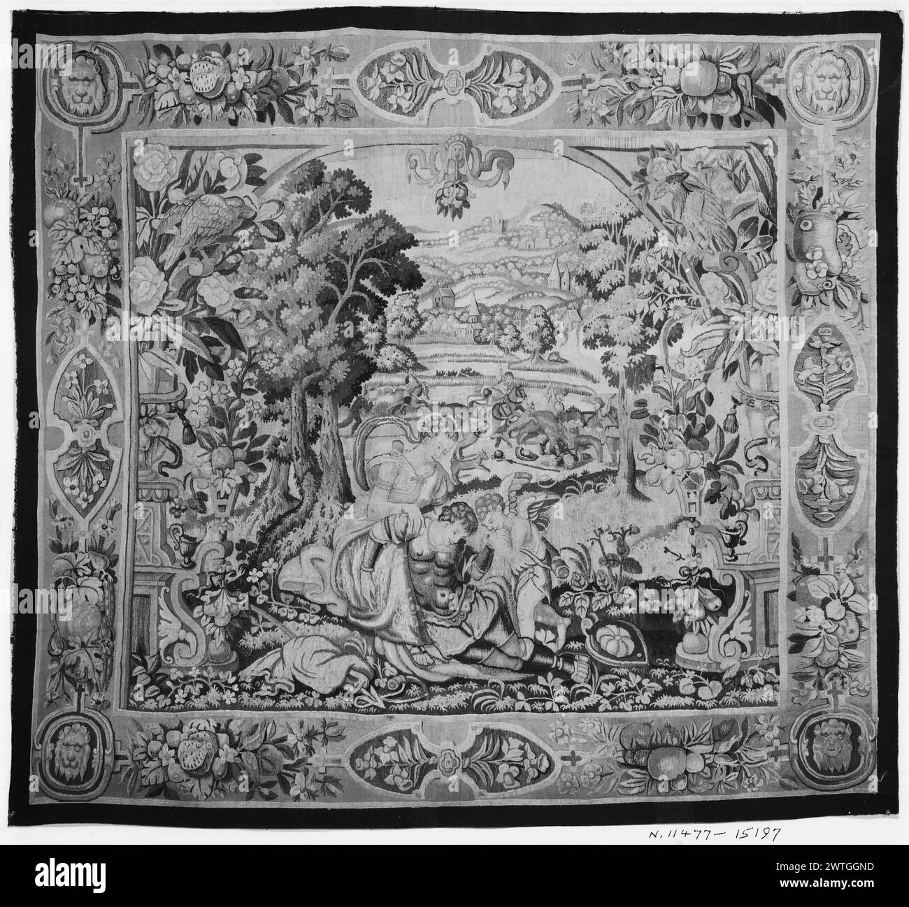 Venere piange Adone. Sconosciuto c. 1580-1600 arazzi dimensioni: H 5'8' x W 6'3' arazzo materiali/tecniche: Cultura sconosciuta: Flemish Weaving Center: Unknown Ownership History: French & Co. Acquistato da Henry Symons, Inc., ricevuto 9/15/1927 venduto a A. V. Davis 2/7/1929 [SS 15197]. French & Co. Ha acquistato da Symons [ex. Arthur V. Davis coll.] 7/28/1937 [SS 40610]. French & Co. Ha acquistato da Mrs. John C. Vroman, ha ricevuto 3/25/1948 [SS 79713]. In giardino, sotto l'arco che si snoda da da due vasi con fiori su piedistalli alti, Venere e Cupido addolorati tengono il corpo morto di Adone dopo essere stato ki Foto Stock