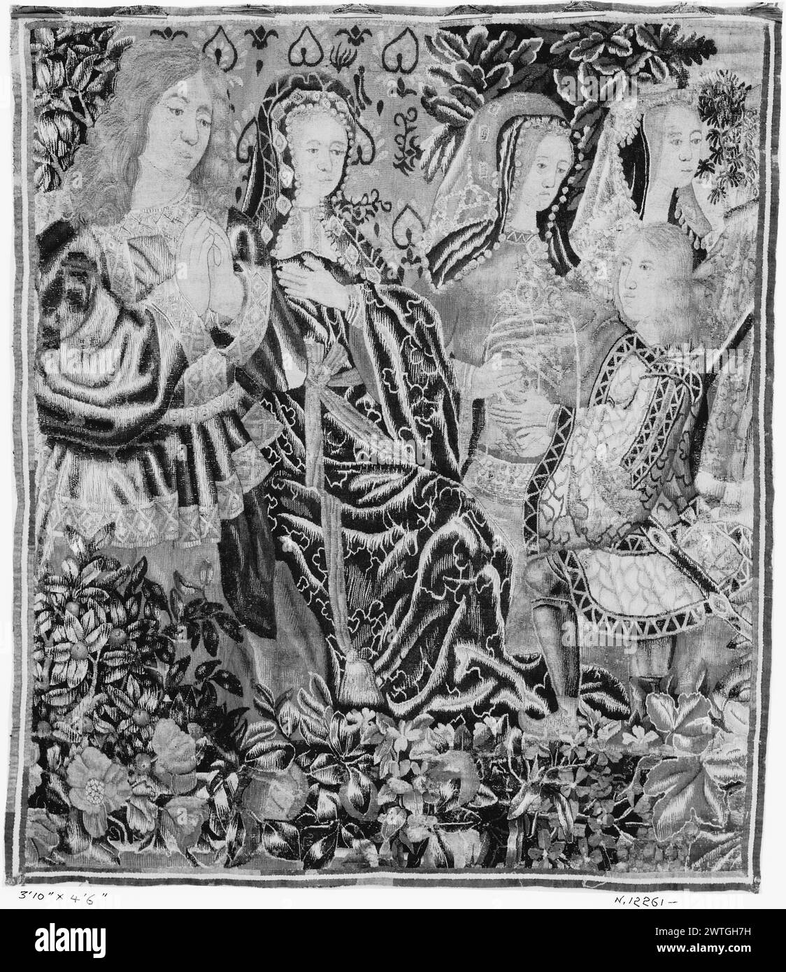 Cavalier inginocchiato davanti alla cortese coppia. Sconosciuto c. 1500 arazzi dimensioni: H 4'6' x W 3'10' arazzo materiali/tecniche: Sconosciuto Cultura: Sud dei Paesi Bassi tessitura Centro: Sconosciuto storia di proprietà: French & Co. Acquistato da Henry Symons, fatturato 4/5/1927; venduto al Sig. Dirk de Leur 2/12/1962. Cavalier che indossa una giacca con bordi in broccato si inginocchia prima della coppia, seduta prima del pannello in broccato a L, come per ricevere la loro benedizione; tre donne vestite con abiti in broccato a R; bordi di sfondo millefleurs mancanti. Forse tessuta a Bruxelles. French & Co. Foglio di magazzino in archivio, 16144 Foto Stock