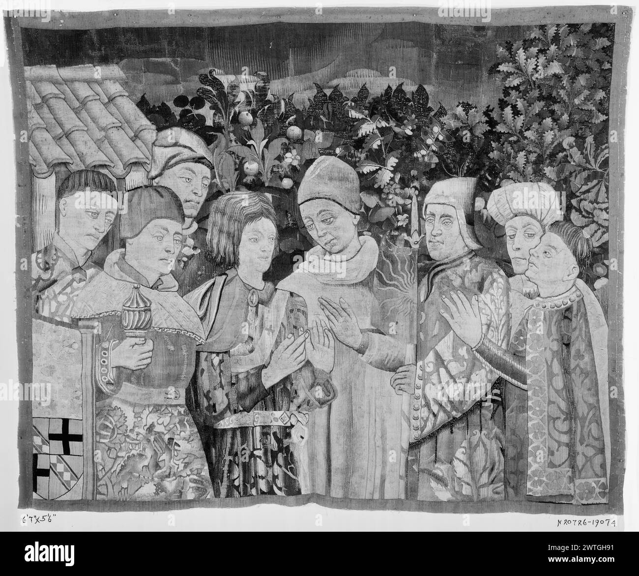 scena. Sconosciuto c. 1450-1460 arazzi dimensioni: H 5'6' x W 6'7' arazzo materiali/tecniche: Sconosciuto Cultura: Sud dei Paesi Bassi tessitura Centro: Sconosciuto storia di proprietà: French & Co. Ricevuto dalla signora Rie, fatturato 12/14/1937; restituito 2/2/1938. Gruppo di uomini, tra cui monaco, radunato e parlante, scudo araldico (L), struttura architettonica e alberi (sfondo) frammento di arazzi. Poiché il soggetto non è identificato, è possibile che abbia un contenuto cristiano. French & Co. Foglio di magazzino in archivio, 19074 Foto Stock