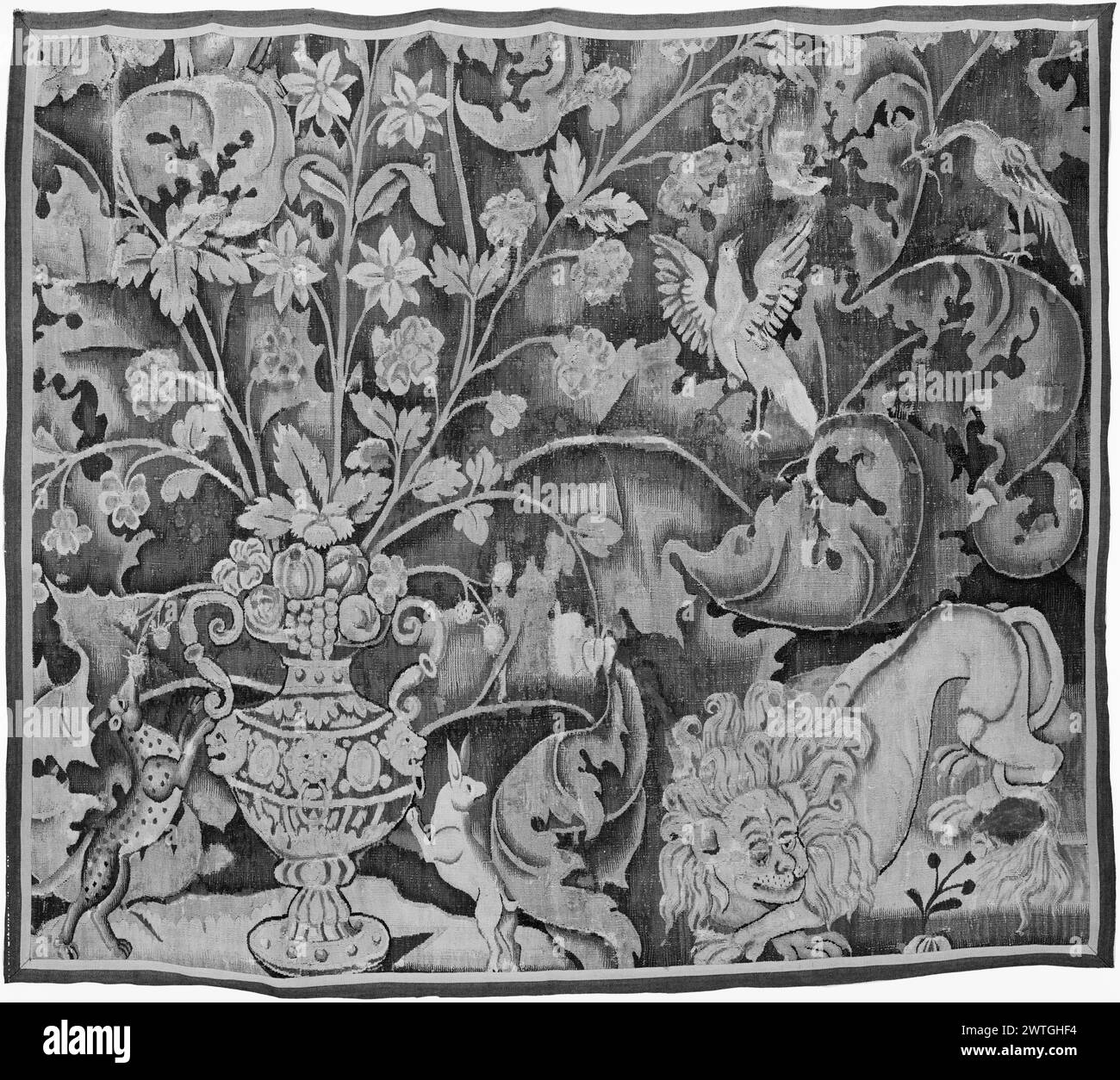 Verdure a foglia grande (feuille de choux) con vaso e animali. Sconosciuto c. 1550-1600 arazzi dimensioni: H 5'8' x W 6'5,5' arazzo materiali/tecniche: Sconosciuto Cultura: Fiammingo tessitura Centro: Sconosciuto storia di proprietà: French & Co. Acquistato da Ernest Joresco 6/12/1962. La pianta fioriera wispy emerge dal vaso fiancheggiato da coniglio e animale (L); leone (R); sfondo di foglie giganti simili ad acanto a scorrimento; frammento di uccello di arazzi; bordi mancanti. French & Co. Foglio di magazzino in archivio, e-550 Foto Stock