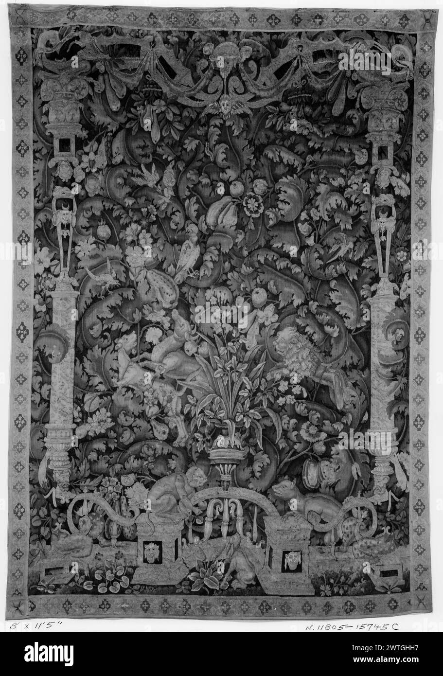 Proscenio a foglia grande con scimmia e coniglio. Sconosciuto c. 1550-1600 arazzi dimensioni: H 11'5' x W 8' arazzi materiali/tecniche: Sconosciuto Cultura: Flemish Weaving Center: Unknown Ownership History: French & Co. Acquistato da Henry Symons, fatturato 11/23/1927; venduto al Kunstgewerbemuseum 9/6/1961. Proscenio elaborato con balaustra in primo piano con urna centrale e colonne laterali grottesche che sostengono la cornice; coniglio davanti alla balaustra, scimmia e altri animali arroccati sulla balaustra; dietro la balaustra, il verde composto da foglie simili ad acanto a scorrimento e piante fiorite abitano Foto Stock