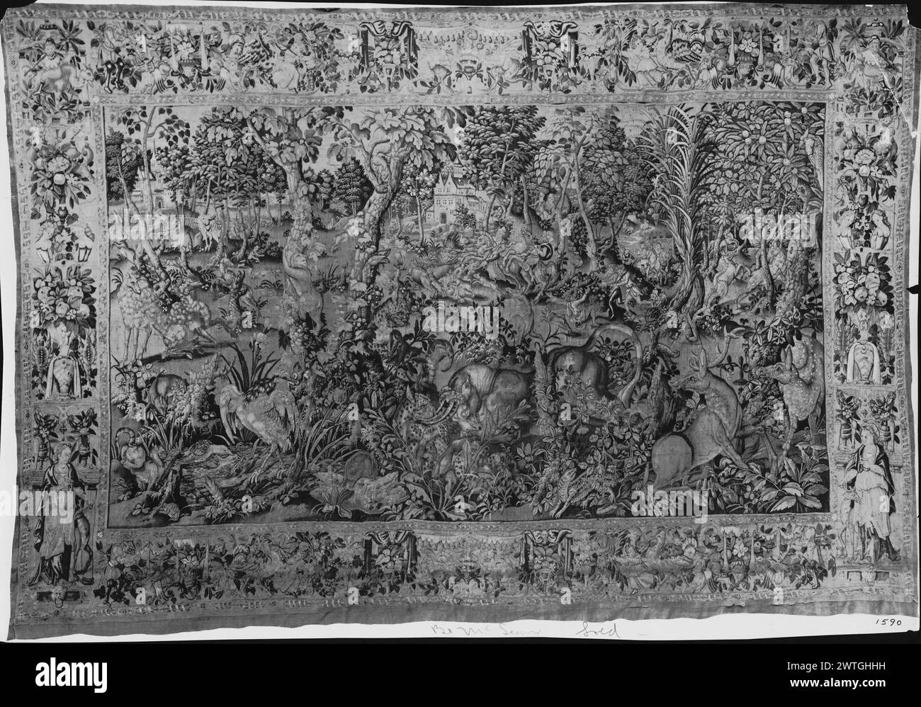 Parco giochi con caccia al cinghiale in centro. Sconosciuto c. 1580-1600 arazzi dimensioni: H 10' x W 14'8' arazzo materiali/tecniche: Sconosciuto Cultura: Flemish Weaving Center: Sconosciuto storia di proprietà: French & Co. Acquistato da Mr. Louis Levy, ricevuto il 25/10/1948; venduto alla City Export il 22/9/1959. Opere correlate: Pannelli in serie: GCPA 0126502, 0236434, 0236436, 0184672, 0236438-0236439 Foto Stock