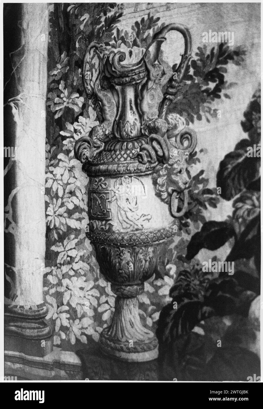 Giugno. Le Brun, Charles (francese, 1619-1690) (disegnato dopo) [pittore] Lacroix, Jean de II (francese, ca.1640-d.1714) (laboratorio) [tessitore] c. 1668-1680 arazzi materiali/tecniche: Cultura sconosciuta: Tessitura francese: Parigi storia della proprietà: Francia, Pirenei-Atlantiques, Pau, Musée National du château de Pau. Château de Fontainebleau immerso in un paesaggio con una festa reale di caccia a cavallo; in primo piano, balaustra con tappeto orientale, vasi di fiori, uccelli e scudo; colonne di ghirlande sostengono la traballazione centrata dalle braccia del re di Francia e appesa con medaglione del cancro (L & R BRD) flo Foto Stock