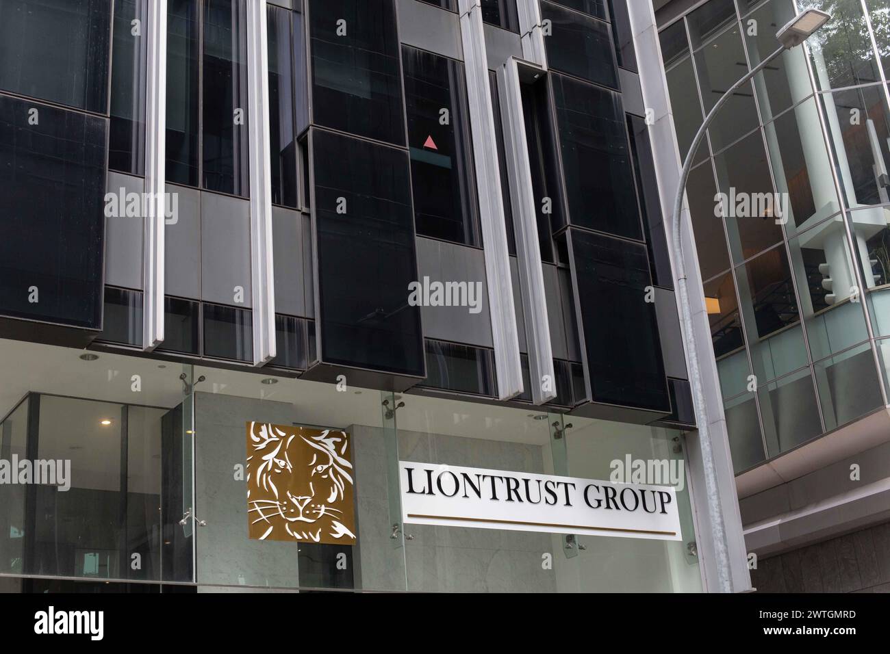 Edificio per uffici del gruppo Liontrust, il logo è una grafica a testa di leone. Istituzione finanziaria a Singapore. Foto Stock