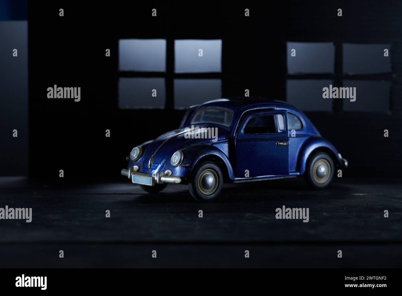 Auto in miniatura blu vintage su sfondo scuro Foto Stock