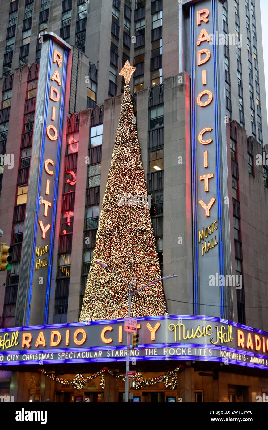 Radio City Music Hall di notte con luci al neon brillanti e albero di Natale, Manhattan, New York, New York, USA, nord America Foto Stock