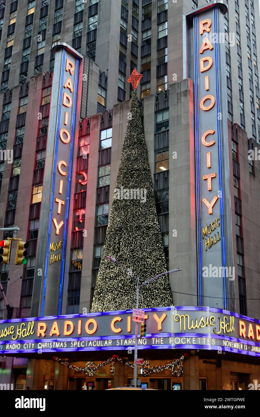 Radio City Music Hall illuminata di notte con un grande albero di Natale, Manhattan, New York, New York, USA, nord America Foto Stock