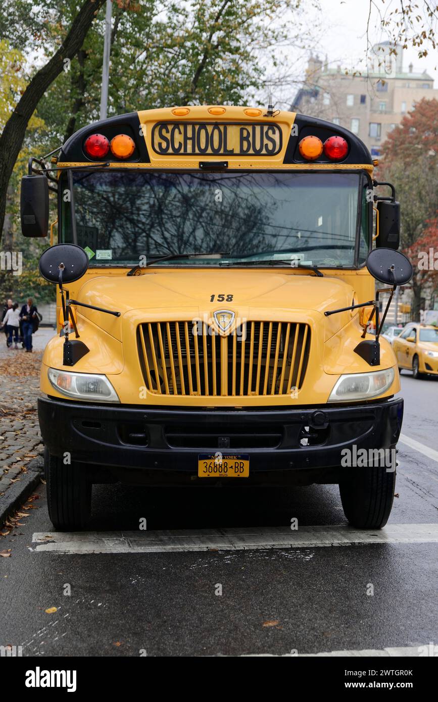Vista frontale di uno scuolabus giallo in città, Manhattan, New York, New York, Stati Uniti, nord America Foto Stock
