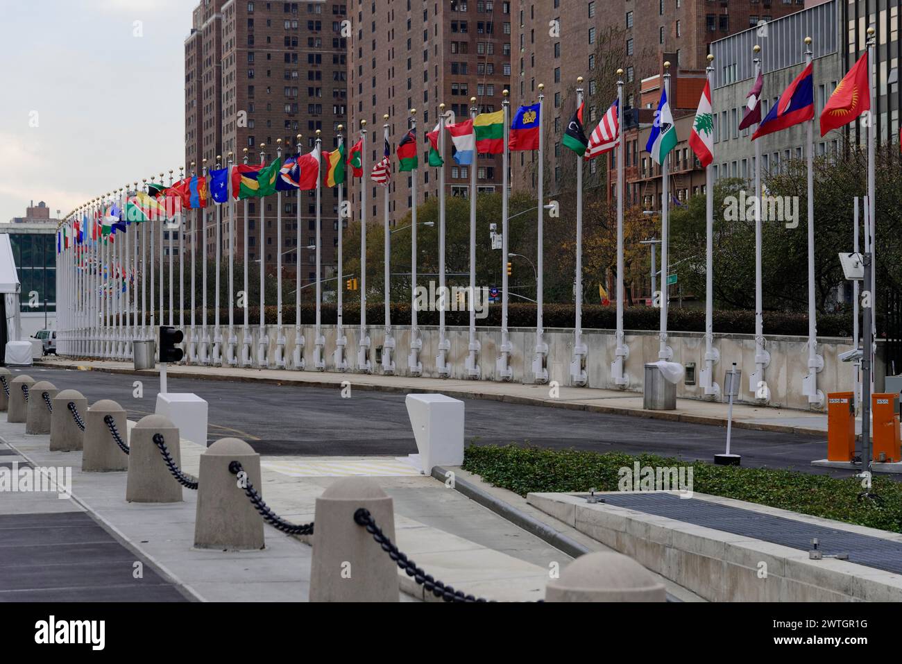 Sede delle Nazioni Unite, East River, Manhattan, una strada di bandiere degli stati membri delle Nazioni Unite accanto a una strada, New York City, New York, USA, Nord Foto Stock