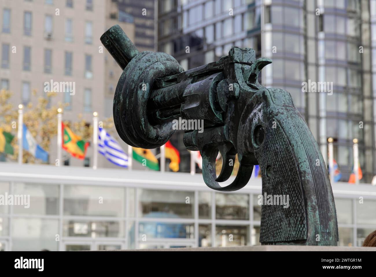 Pistola con nodo nella canna, scultura di Carl Fredrik Reuterswaerd di fronte al quartier generale delle Nazioni Unite, scultura di un barile annodato davanti Foto Stock