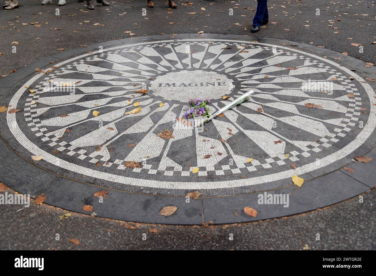 Central Park, il famoso mosaico "Imagine" in memoria di John Lennon, Manhattan, New York City, New York, USA, nord America Foto Stock