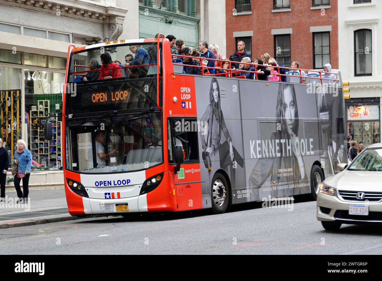 Un autobus turistico a due piani con un poster pubblicitario sul lato, Manhattan, New York, New York, Stati Uniti, nord America Foto Stock