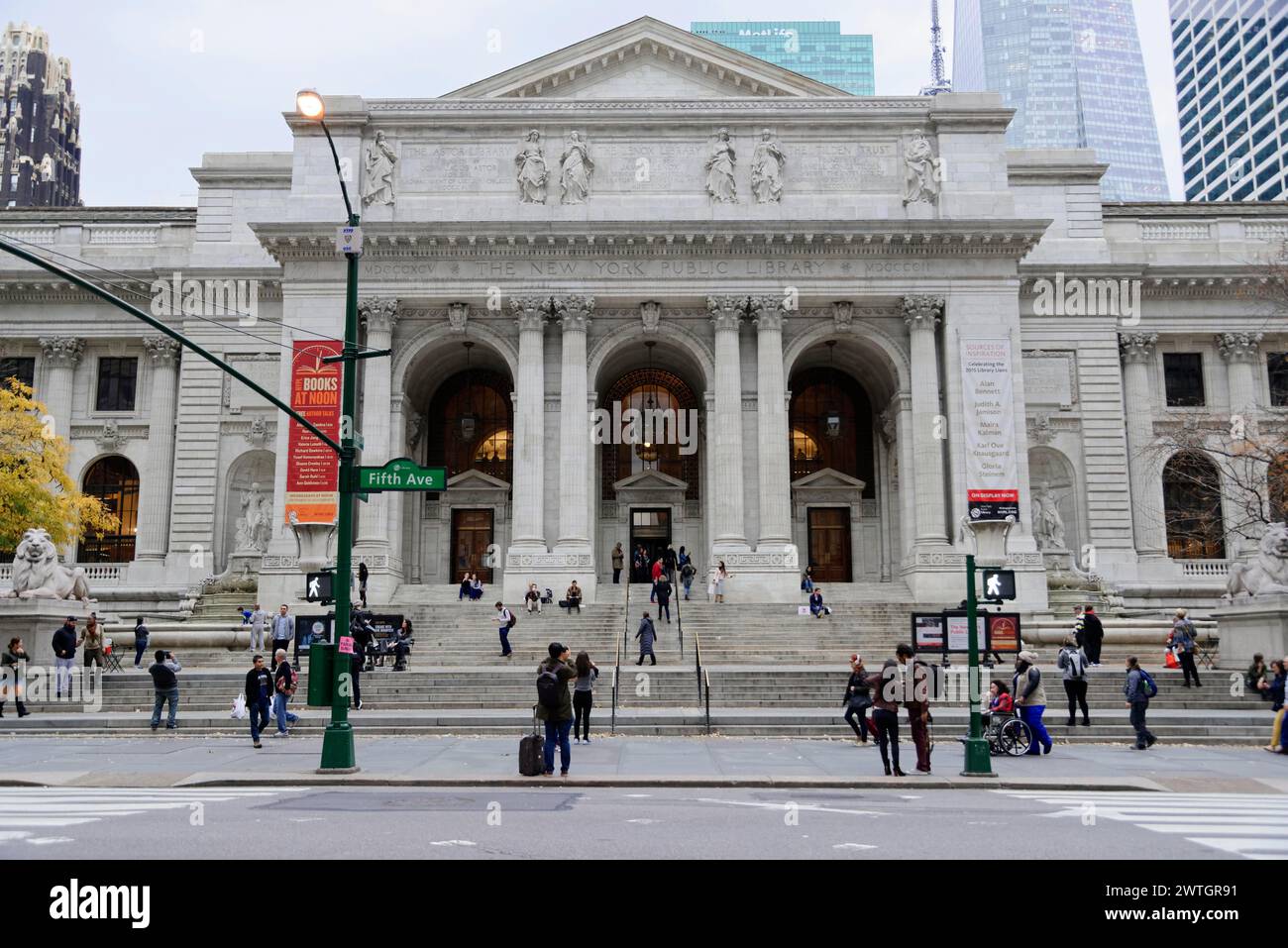 Le persone si affrettano davanti a una grande biblioteca con colonne e scale, Manhattan, New York, New York, Stati Uniti, nord America Foto Stock