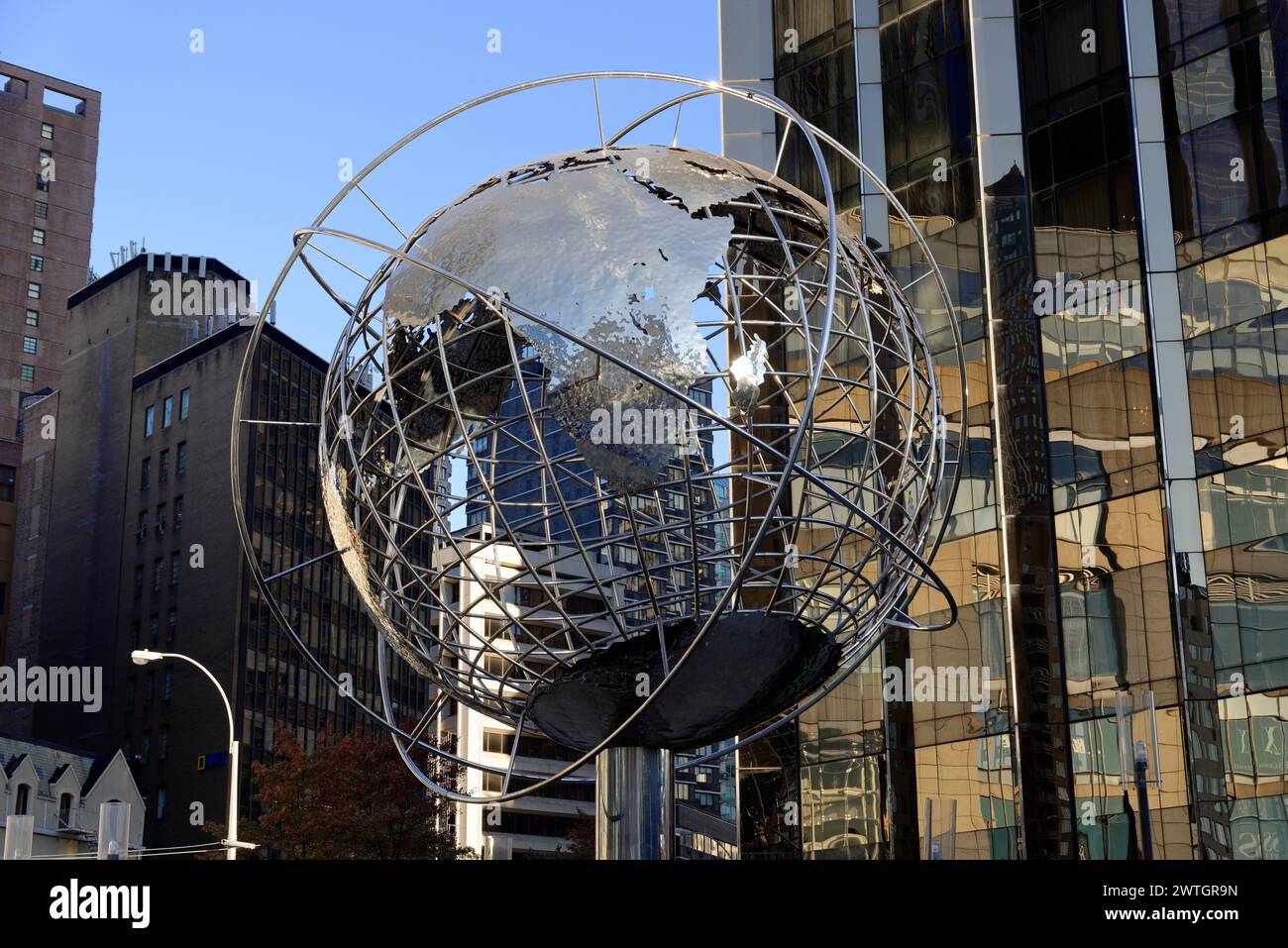 World Globe, Unisphere, progettato da Kim Brandell, Columbus Circle, scultura in metallo di fronte agli edifici in un ambiente urbano, Manhattan Foto Stock