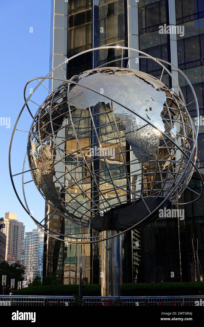World Globe, Unisphere, progettato da Kim Brandell, Columbus Circle, scultura in metallo di fronte agli edifici in un ambiente urbano, Manhattan Foto Stock