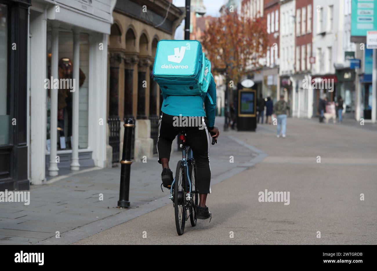 Foto del file datata 05/11/2020 di un cavaliere Deliveroo. Il gigante della distribuzione offre assistenza all'infanzia gratuita ai suoi cavalieri e accesso a corsi educativi. L'azienda ha annunciato una nuova partnership con l'app per l'assistenza all'infanzia Bubble, che si baserà sul suo modello flessibile per i motociclisti, offrendo 15 ore di assistenza all'infanzia gratuita a 1.000 motociclisti. Data di pubblicazione: Lunedì 18 marzo 2024. Foto Stock