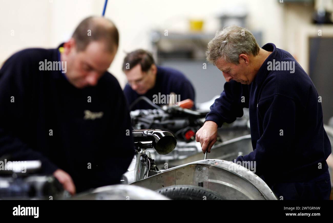 Foto di file non stampate di ingegneri che lavorano in una fabbrica. Le ricerche suggeriscono che i produttori si trovano ad affrontare la prospettiva di due anni di "crescita anemica". Make UK ha affermato che le ultime previsioni indicano che il settore rimarrà "piatto” quest'anno e crescerà di appena la metà del tasso dell'economia nel 2025. Data di pubblicazione: Lunedì 18 marzo 2024. Foto Stock