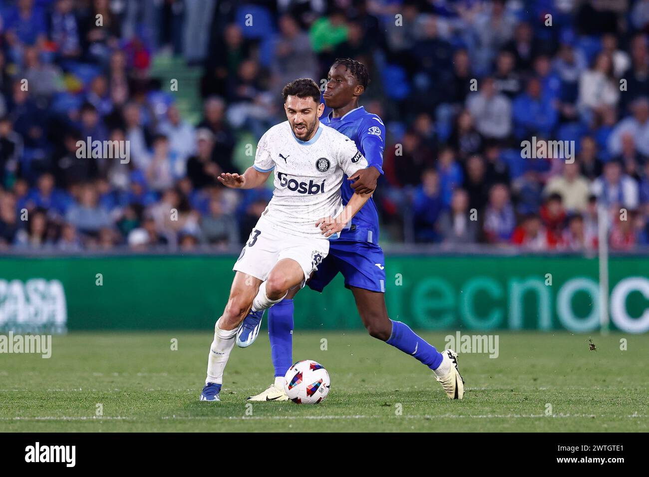 Ivan Martin di Girona FC e Moriba Kourouma di Getafe CF durante la partita di calcio spagnola della Liga tra Getafe CF e Girona FC il 16 marzo 2024 allo stadio Coliseum di Madrid, Spagna Foto Stock