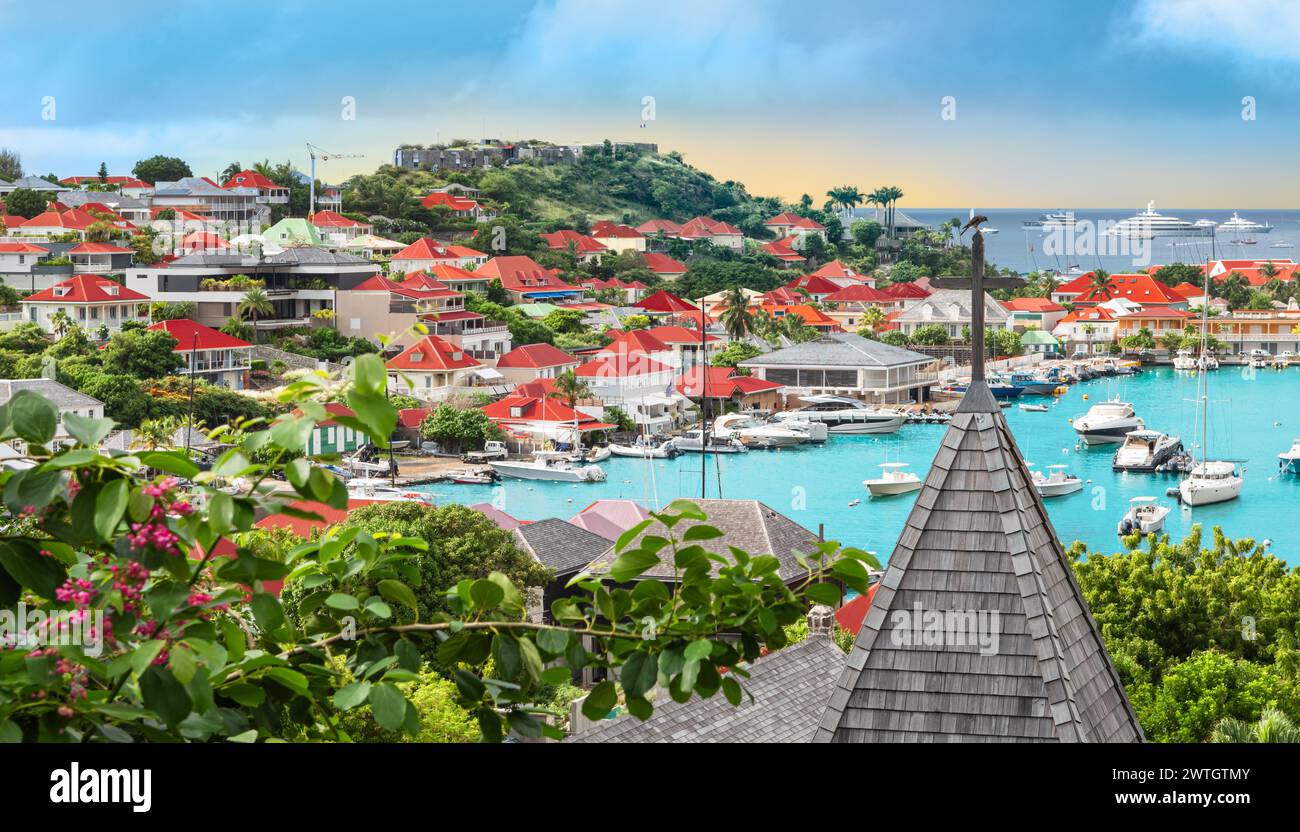 Vista sul porto di Gustavia, Saint Barthelemy. Lusso, viaggi e vacanze nei Caraibi. Foto Stock