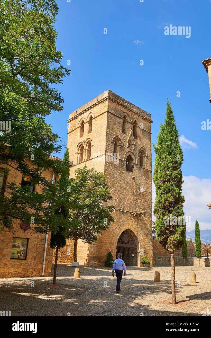 Torre Abacial o Abbazia torre della Chiesa di Santa María de los Reyes nella storica città di Laguardia nella Rioja Alavesa, Paesi Baschi, Euskadi Foto Stock