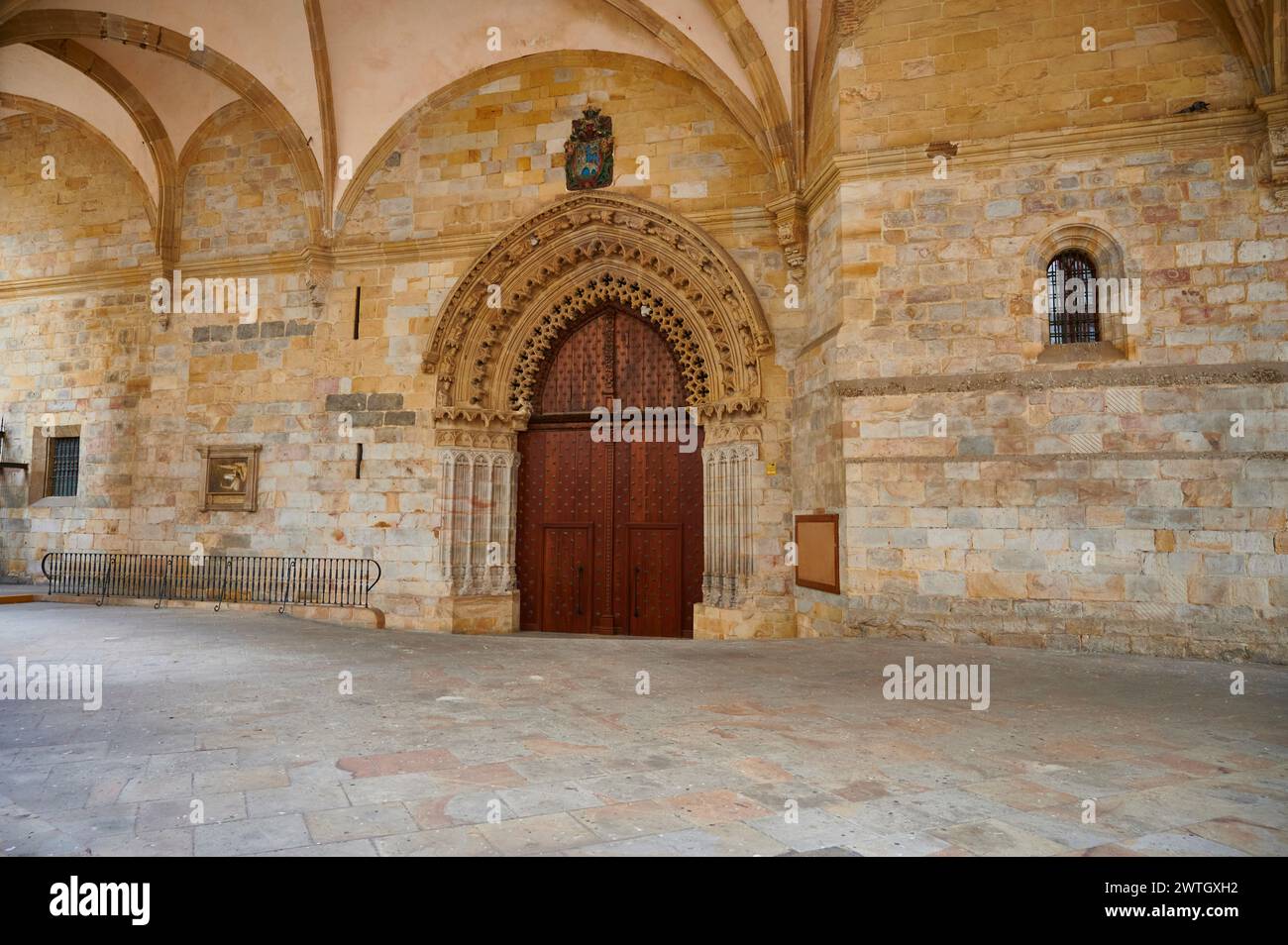 Vista del porticato a volta che ripara la porta est della Catedral de Santiago nella Città Vecchia (casco Viejo) Bilbao, Biscay, Paesi Baschi, Euskadi Foto Stock