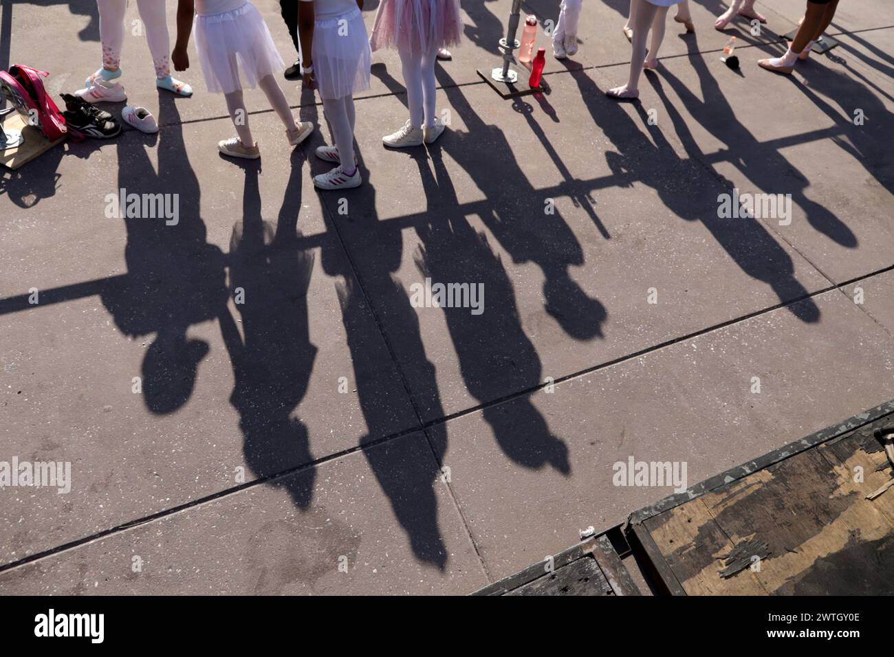 Città del Messico, Messico. 17 marzo 2024. Studentesse di varie scuole di danza partecipano a una massiccia classe di danza guidata da Elisa Carrillo Cabrera, la ballerina principale dello Staatsballett di Berlino, come parte del Women's Time: Festival for Equality in the Zocalo a città del Messico, Messico, il 17 marzo 2024. (Foto di Luis Barron/Eyepix Group) (foto di Eyepix/NurPhoto) credito: NurPhoto SRL/Alamy Live News Foto Stock