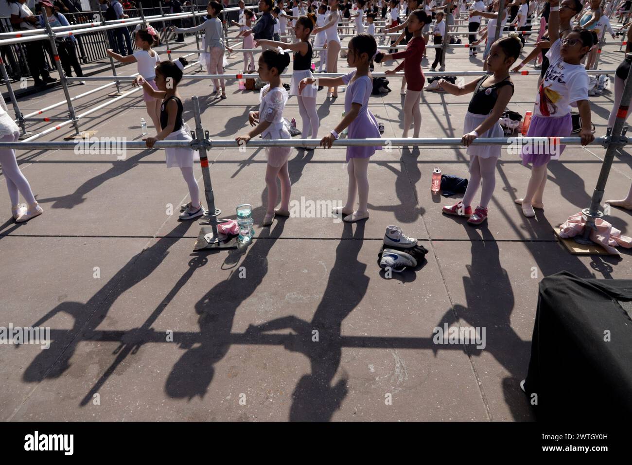 Città del Messico, Messico. 17 marzo 2024. Studentesse di varie scuole di danza partecipano a una massiccia classe di danza guidata da Elisa Carrillo Cabrera, la ballerina principale dello Staatsballett di Berlino, come parte del Women's Time: Festival for Equality in the Zocalo a città del Messico, Messico, il 17 marzo 2024. (Foto di Luis Barron/Eyepix Group) (foto di Eyepix/NurPhoto) credito: NurPhoto SRL/Alamy Live News Foto Stock