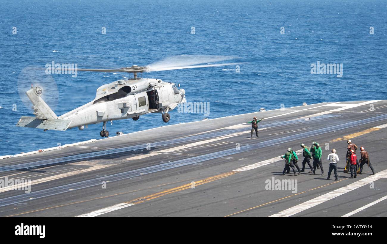 SOUTH CHINA SEA (10 marzo 2024) un MH-60R Sea Hawk, assegnato al "Wolf Pack" dell'Helicopter Maritime Strike Squadron (HSM) 75, decolla Foto Stock