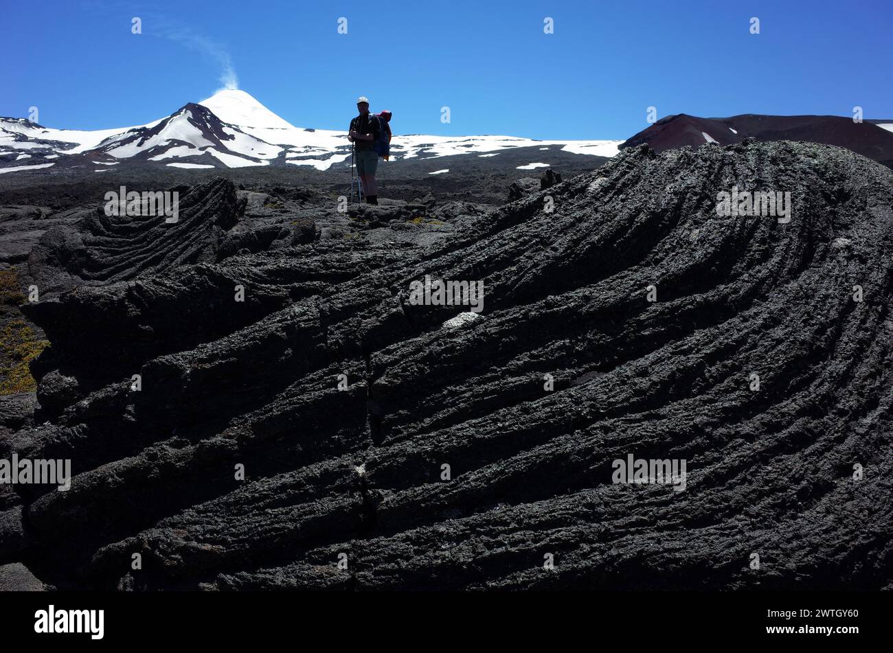 Vulcano attivo, Trekking villarrica percorso escursionistico, lava solidificata dal vulcano Villarrica nel parco nazionale di Villarrica in Cile, buio senza vita Foto Stock