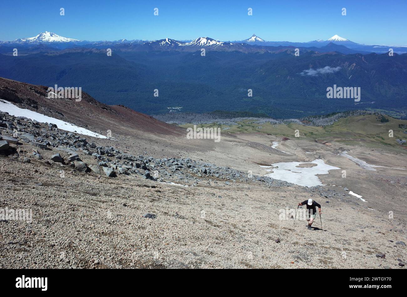 Escursioni in Patagonia, escursioni turistiche a piedi sul versante montuoso del vulcano Puyehue, Parco Nazionale di Puyehue, Los Lagos, Cile. Vulcani innevati Tronador, Anti Foto Stock