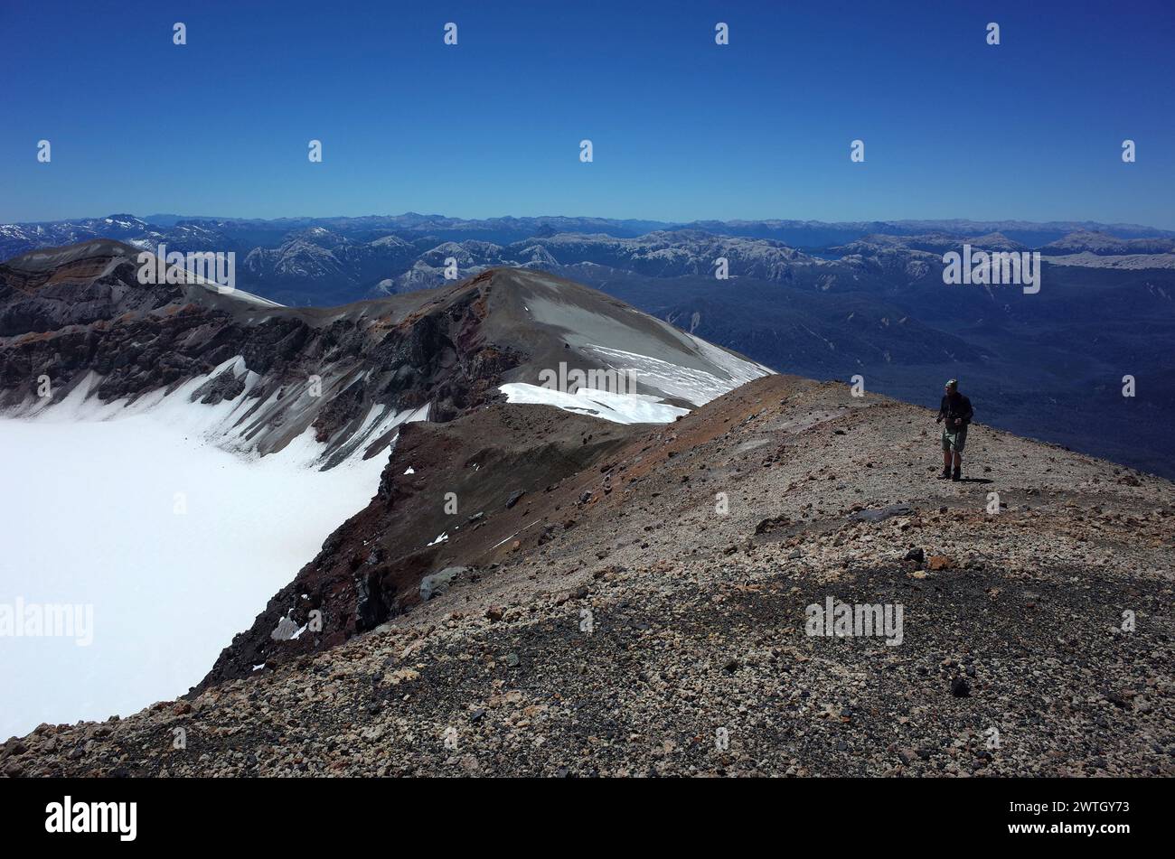 Il turista si trova sul bordo del vulcano Puyehue, il Parco Nazionale di Puyehue, Cile Foto Stock